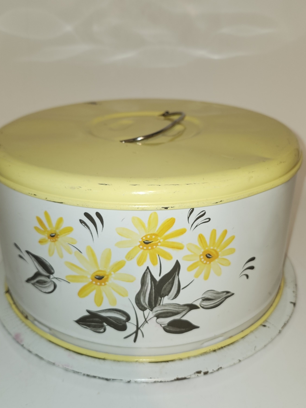 VINTAGE CAKE SAVER ALUMINUM YELLOW FLOWERS CAKE HOLDER CARRIER FARMHOUSE COUNTRY